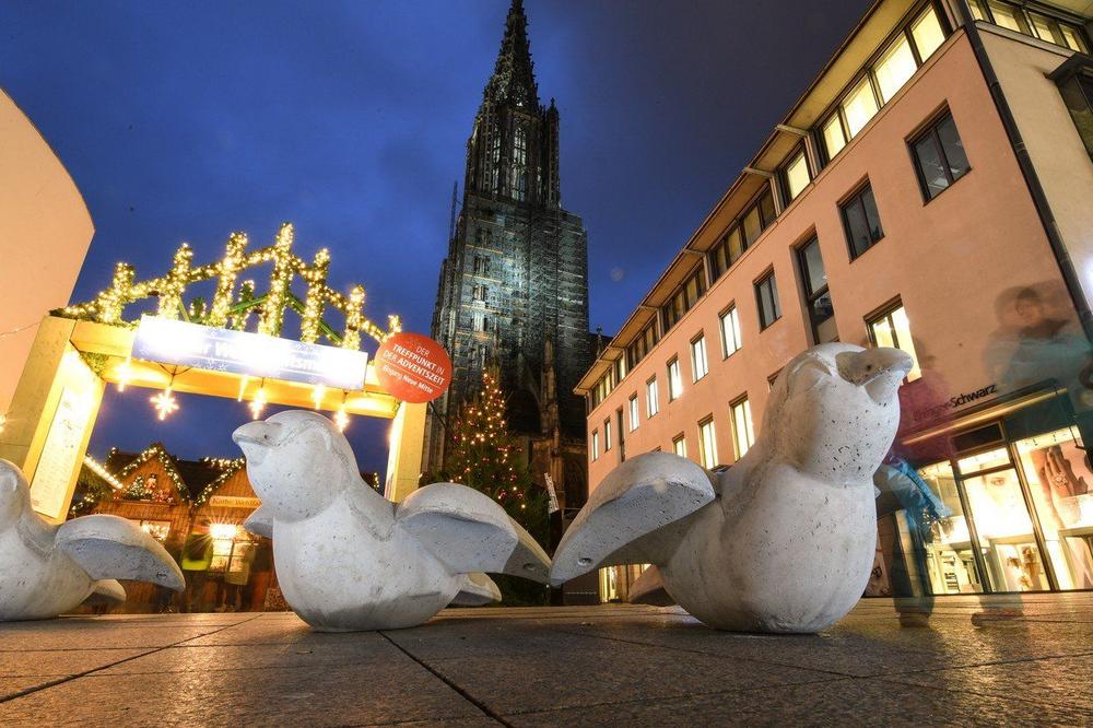 VRAPCI ČUVAJU GRAD OD TERORISTA: Pet ogromnih betonskih simbola grada postavljeno na ulaz Božićnog sajma u Nemačkoj! Nijedan kamion ne može da probije barijeru (FOTO)