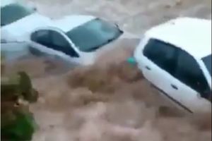 HOROR U OMILJENOM LETOVALIŠTU SRBA: Bujice preplavile ulice, ljudi panično beže iz automobila u koje prodire voda!  (VIDEO)