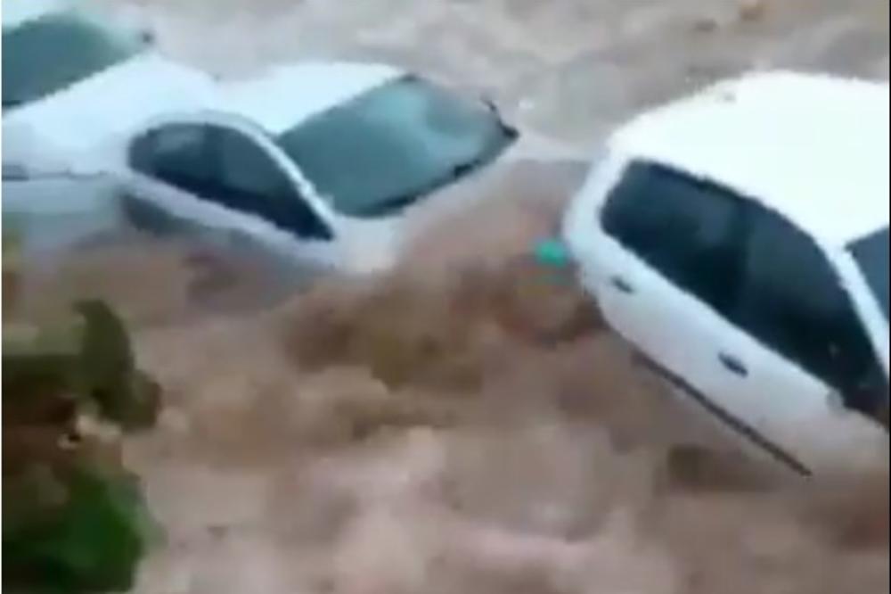 HOROR U OMILJENOM LETOVALIŠTU SRBA: Bujice preplavile ulice, ljudi panično beže iz automobila u koje prodire voda!  (VIDEO)