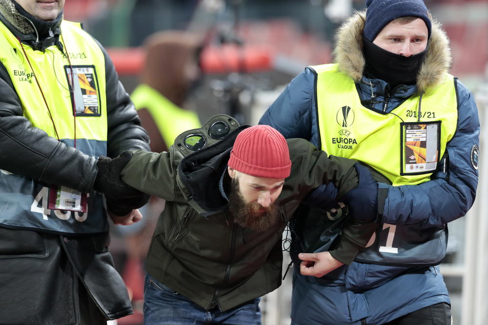 SKANDAL U MOSKVI: Huligan utrčao na teren i napao kapitena Spartaka (VIDEO)