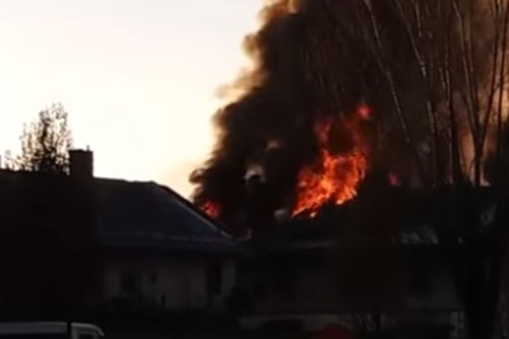 GORELA STAMBENA ZGRADA U BEOČINU: Crni dim kuljao iz trošne građevine u kojoj živi 8 porodica, pogledajte hrabre vatrogasce u akciji (VIDEO)