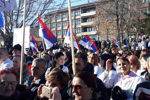 REPORTER KURIRA NA PROTESTU ISPRED KBC U SEVERNOJ MITROVICI: Lekovi i kiseonik na izmaku, doktori na nogama! NE ZATVARAJTE NAS U GETO, NE IZGLADNJUJTE NAŠU DECU! (KURIR TV)