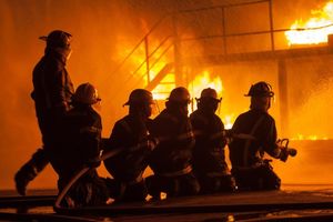DRAMA U ZAGREBU: Izbio požar u naselju Sesvete, vatrenu stihiju gasilo 27 vatrogasaca!