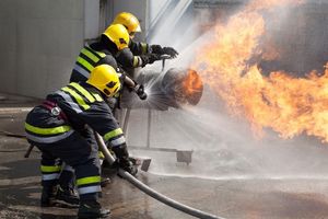 ZAPALIO SE AUTOMOBIL U NOVOM BEOGRADU: Počeo je da kulja dim, a onda se začula eksplozija!
