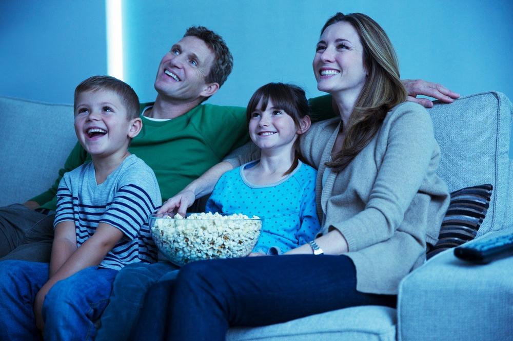 UŽIVANJE ZA CELU PORODICU: Na ovaj jednostavan način napravite bioskop u svom domu!