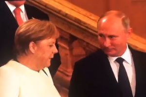UHVAĆENI U RAZGOVORU U POZORIŠTU: Pogledajte kako je izgledao kratak susret Putina i Merkelove pred početak spektakla (VIDEO)