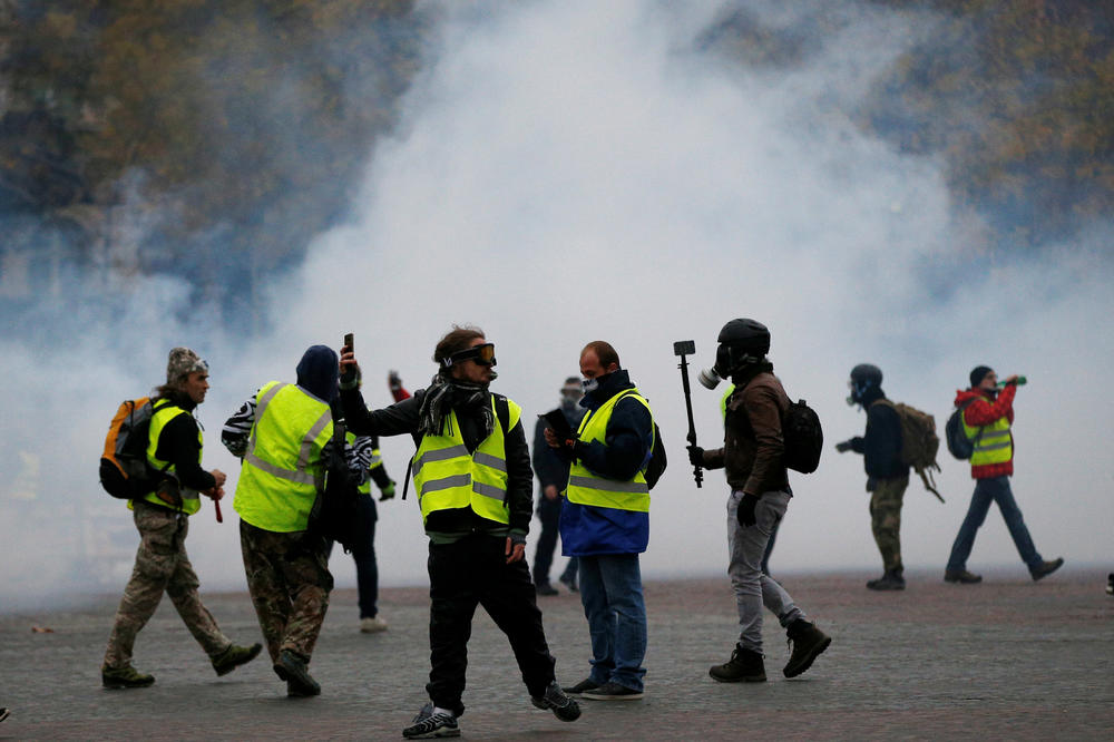 HAOS U PARIZU, ŽUTI PRSLUCI PONOVO NA ULICAMA PROTIV POSKUPLJENJA GORIVA: Sukobi na protestima, suzavac, 120 uhapšeno, povređeni policajci! (FOTO, VIDEO UŽIVO)