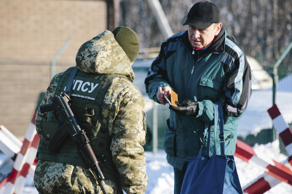 ATMOSFERA VARNIČI: Ukrajinci vratili sa granice 100 Rusa nakon Porošenkove zabrane!