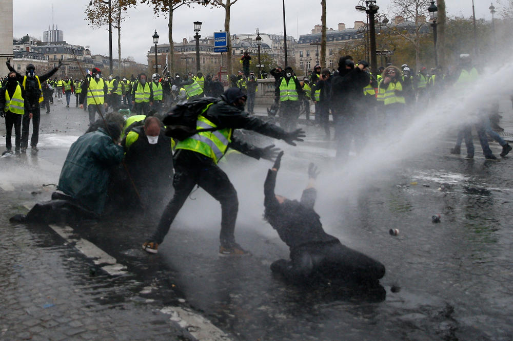 VODENIM TOPOM NA ŽENU KOJA KLEČI: Scene iz Pariza više liče na rat nego na protest! Među povređenima i novinari! (FOTO, VIDEO)