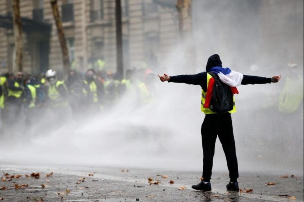 RAT NA ULICAMA PARIZA: Okršaj policije i žutih prsluka,  radili vodeni topovi, uhapšene 224 osobe, povređeno 80 ljudi! (VIDEO, FOTO)