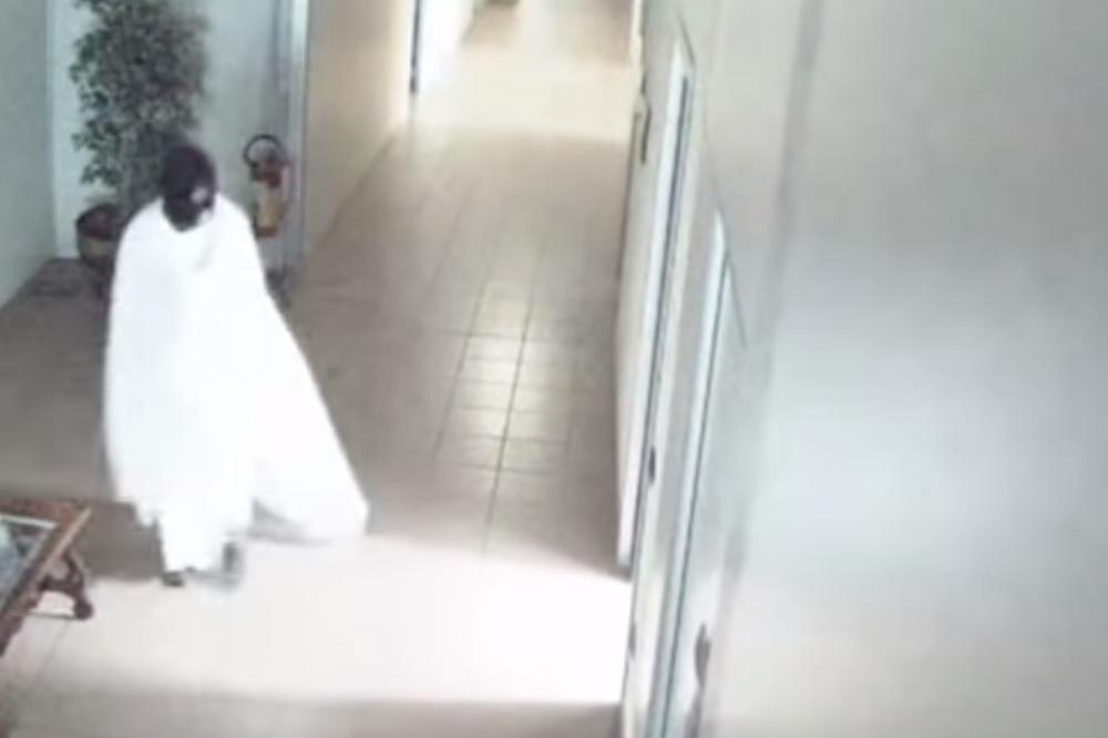 NEKO JE KRAO UMETNIČKA DELA, A ONDA JE KAMERA SNIMILA ČUDAN PRIZOR: Duh sa fantomkom uhvaćen kako tumara hodnicima! (VIDEO)