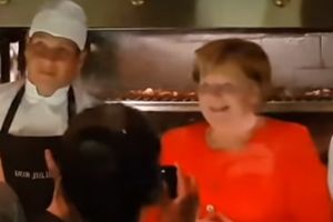 ANGELA MERKEL ODUŠEVILA BUENOS AJRES: Kancelarka večerala u restoranu i slikala se s kuvarima! Ispratili je OVACIJAMA! (VIDEO)