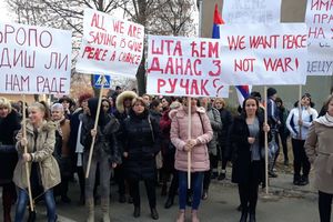 KURIR NA KOSOVU Protestni marš žena u Severnoj Mitrovici: Svete, zar da naša deca budu žrtve?! (KURIR TV)
