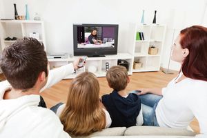TELEVIZIJA JE NAJGORA DADILJA: Roditelji, evo zašto treba više da se DRUŽITE sa svojom decom!