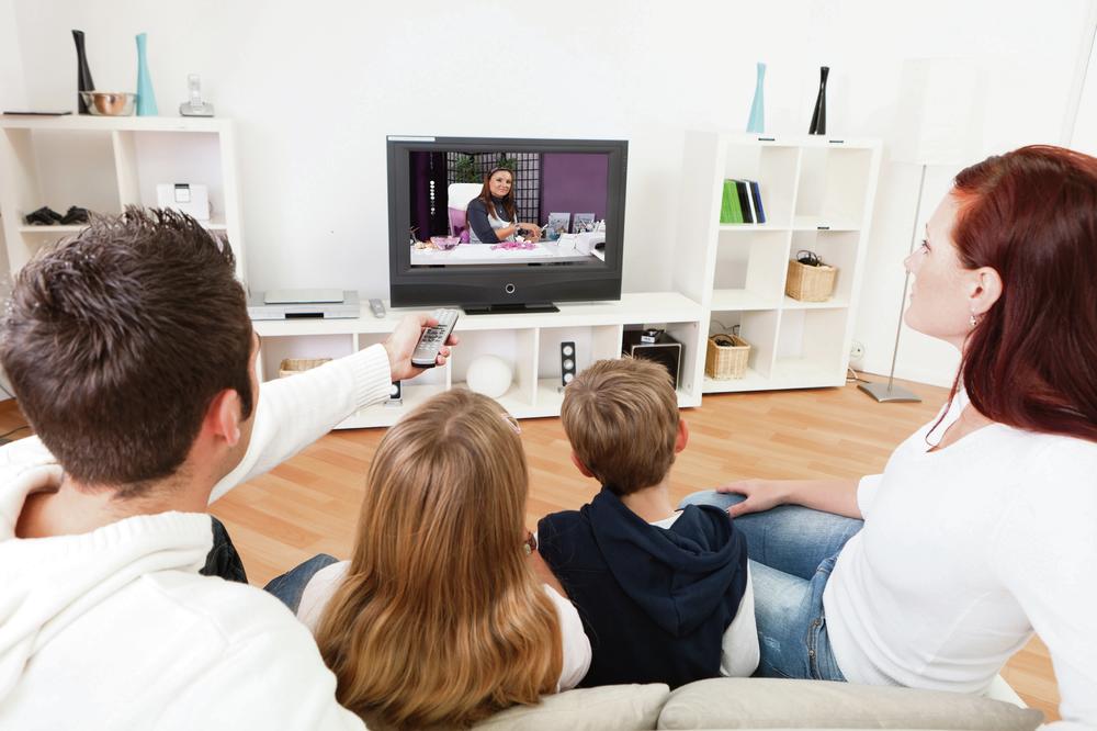 TELEVIZIJA JE NAJGORA DADILJA: Roditelji, evo zašto treba više da se DRUŽITE sa svojom decom!