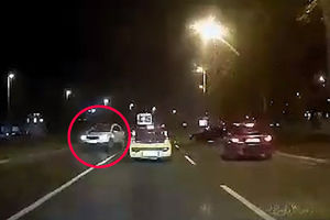 LUDILO KOD GAZELE! KAMIKAZA ZA VOLANOM: Beli auto uleteo u KONTRASMER, pravim čudom niko nije poginuo! (VIDEO)