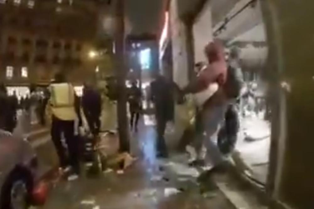 DRUGO LICE PROTESTA U FRANCUSKOJ: Uzmi sve što možeš kad je DŽABA! Demonstranti besomučno pljačkaju obijenu prodavnicu! (VIDEO)