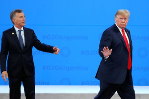 TRAMP BRUTALNO ISKULIRAO DOMAĆINA: Vadite me odavde! Predsednik Argentine ostao sam na podijumu, Donald pobegao! (VIDEO)