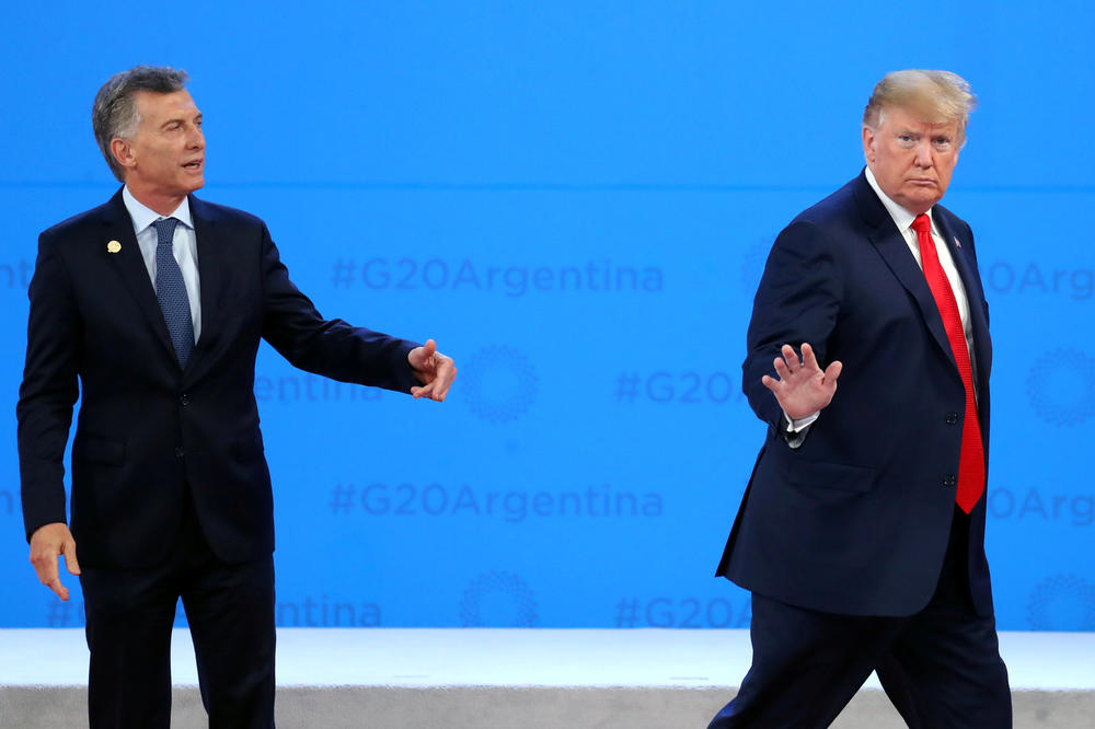 TRAMP BRUTALNO ISKULIRAO DOMAĆINA: Vadite me odavde! Predsednik Argentine ostao sam na podijumu, Donald pobegao! (VIDEO)