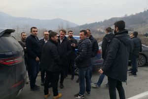 SKANDAL! ALBANCI ZAUSTAVILI PARTIZAN NA JARINJU! Kosovska policija nije pustila crno-bele da odu u Kosovsku Mitrovicu! Skinuli im čak i obeležja! (KURIR TV)