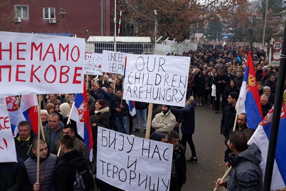 KOSOVSKA MITROVICA: Protest penzionera sa severa Kosova zbog takse na uvoz srpske robe