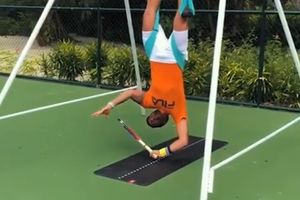IZAZVAO ĐOKOVIĆA: Pogledajte Tipsarevića kako NAGLAVAČKE igra tenis! Ovo može samo Janko (VIDEO)