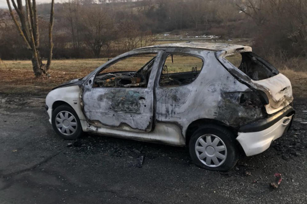 IZGOREO AUTO U ŠUMARICAMA: Pretpostavlja se da je zbog instalacija (FOTO)