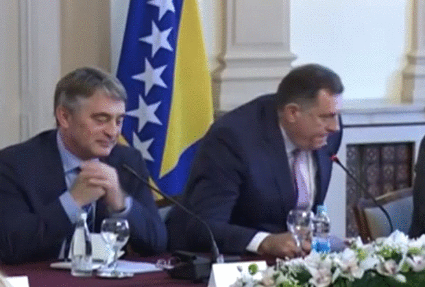 REKAO IM JE OVO I IZAŠAO IZ SALE: Pogledajte kako je Dodik napustio sastanak u Predsedništvu jer neće da sedi bez SRPSKE ZASTAVE (VIDEO)