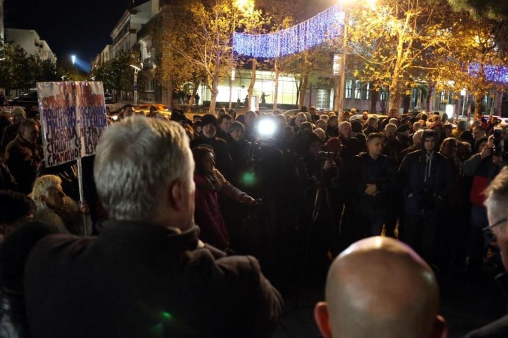 PROTEST PODRŠKE MEDOJEVIĆU: Opozicija najavljuje još akcija, od žutih prsluka do obilaska kuća funkcionera, ministara i sudija! (FOTO)