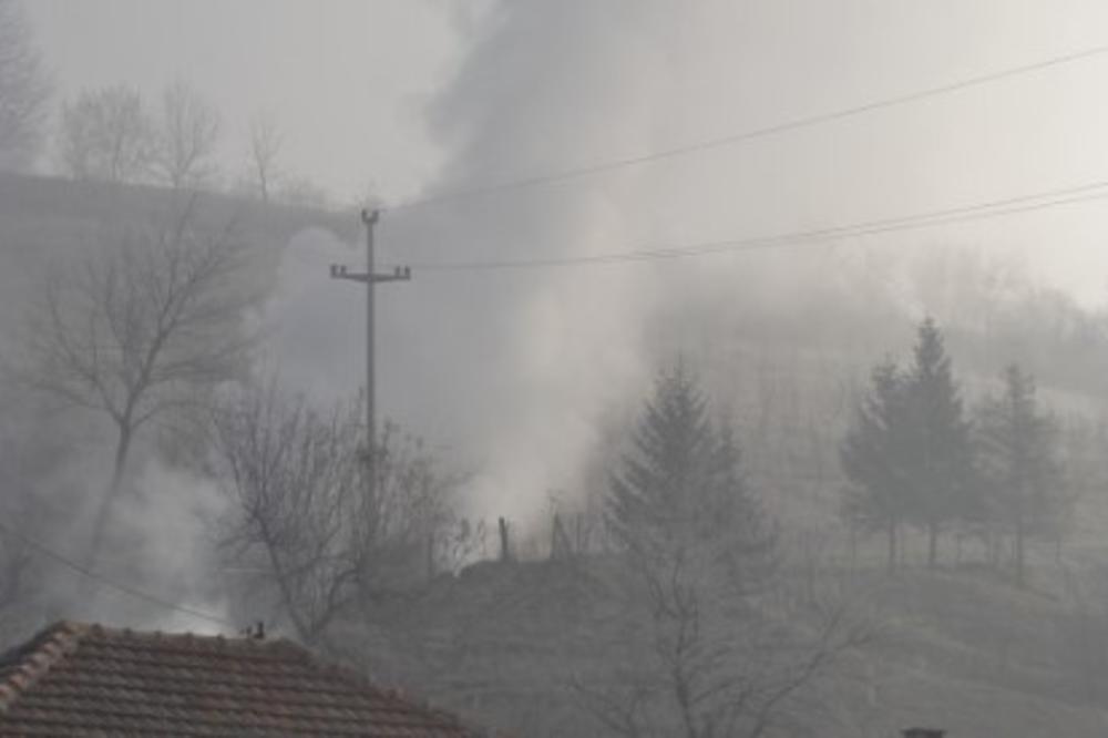 GORI UTROBA ZEMLJE KOD KAKNJA: Uznemireni građani prijavili dim, sumnja se da su se zapalile naslage uglja
