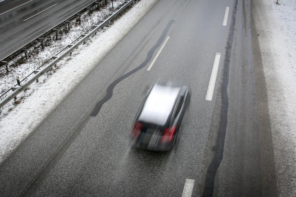 VOZAČI, PAMET U GLAVU: Sneg koji ne prestaje otežava vožnju, na putevima ga ima do 5 cm