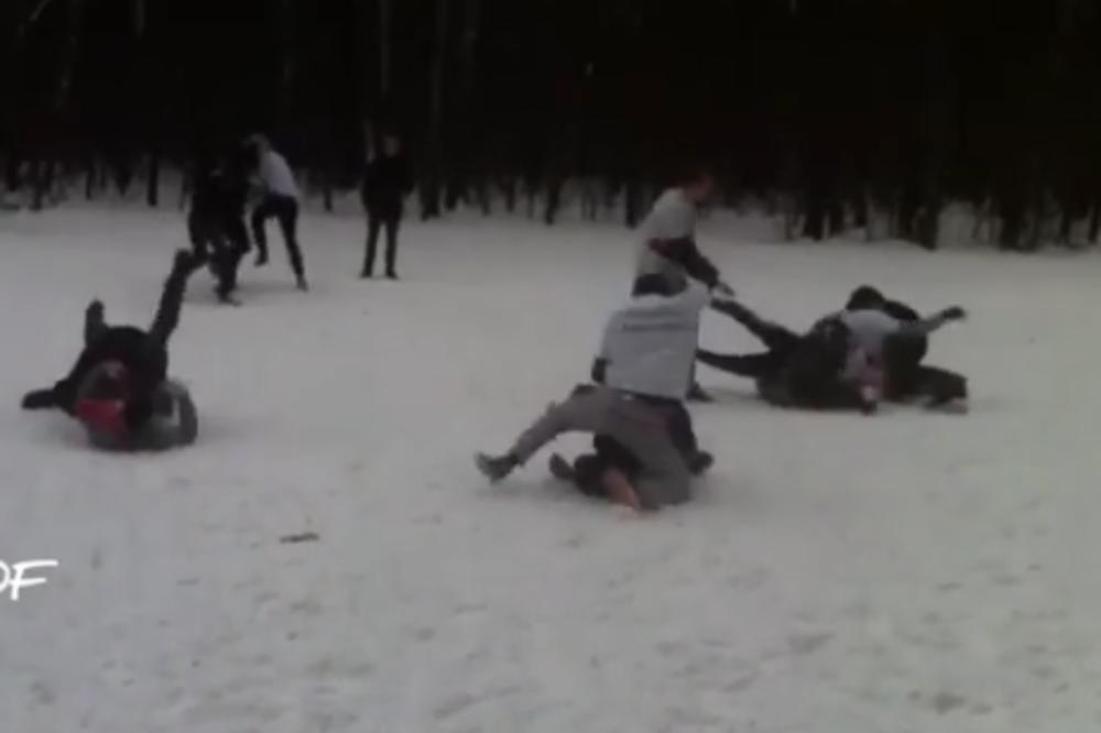PA, OVO JE GORE OD VEČITOG DERBIJA: Pogledajte zakazanu tuču huligana u Rusiji! Samo su se čuli jecaji i zapomaganje! (UZNEMIRUJUĆI VIDEO)