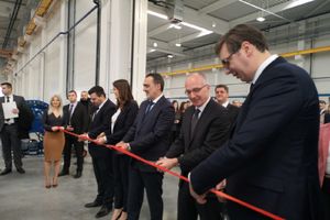 VUČIĆ U KRAGUJEVCU: Tu gde Nemci dođu, uspeh je zagarantovan! Otvorena prva fabrika u industrijskom parku MIND, prve tramvaje da kupi Beograd (FOTO)