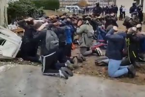 BRUTALNO HAPŠENJE ĐAKA U PARIZU! Deca kleče sa rukama na glavi KAO NAJGORI KRIMINALCI, a policija kaže: Evo razreda koji se lepo ponaša! (VIDEO)