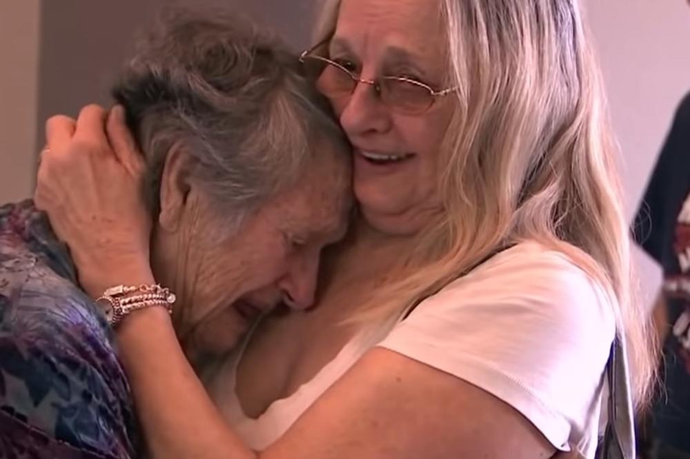 POSLE 69 GODINA MAJKA KONAČNO PRONAŠLA ĆERKU: Rekli su joj da je umrla na porođaju, a kada su se konačno srele, nisu mogle da prestanu da plaču (VIDEO)