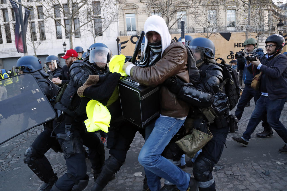 MAKRON ČASTIO POLICAJCE: Po 300 evra specijalcima mobilisanim tokom protesta Žutih prsluka!
