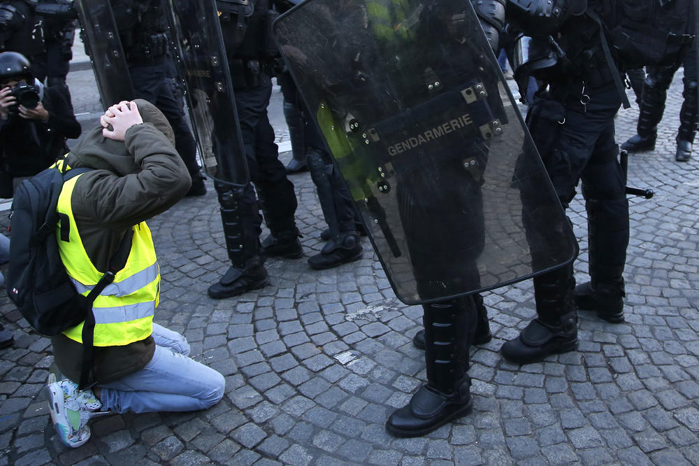 BESNI ULIČNI RAT U PARIZU: 320 demonstranata uhapšeno, policija SUZAVCEM na Žute prsluke (FOTO)