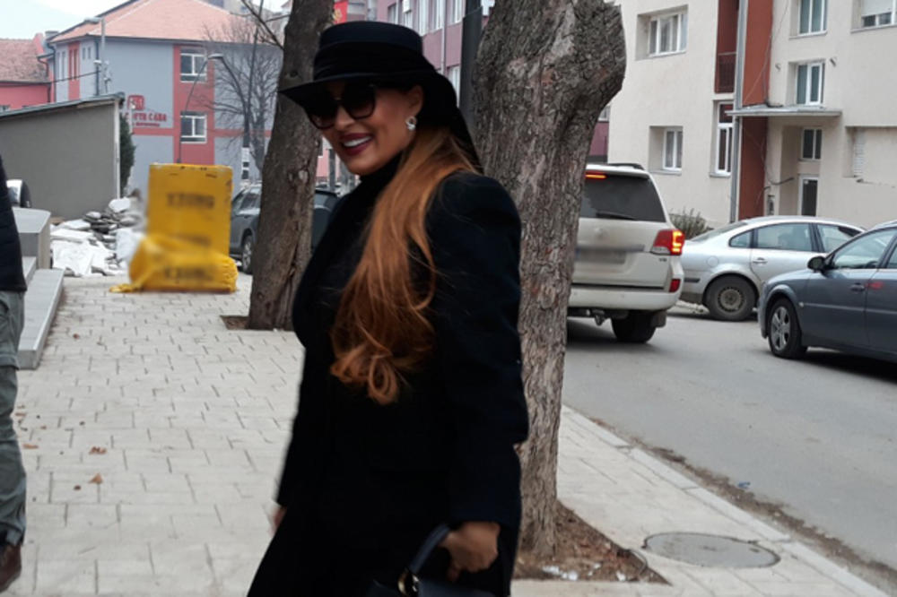 KURIR S CECOM U KOSOVSKOJ MITROVICI Pevačica stigla na koncert, pa poručila: Presrećna sam što mogu da pomognem svom narodu! (VIDEO)