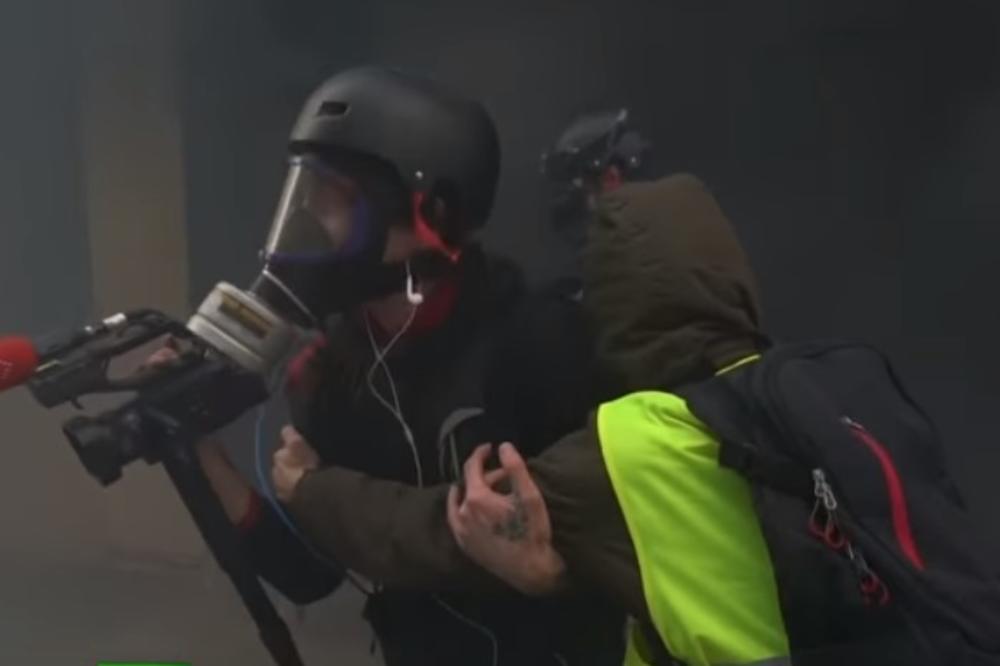 SNIMAK KOJI OPISUJE UŽAS U PARIZU: Kamerman sa gas-maskom se našao u nemogućoj situaciji! Morao je brzo da se odluči! (VIDEO)