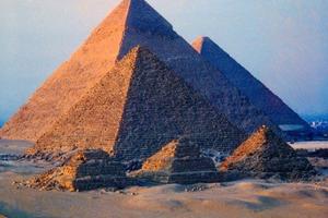 TAJNI SPISI ČUVENOG FIZIČARA: Njutna su zanimale piramide u Gizi i egipatska merna jedinica, tragao je za sudnjim danom (FOTO)