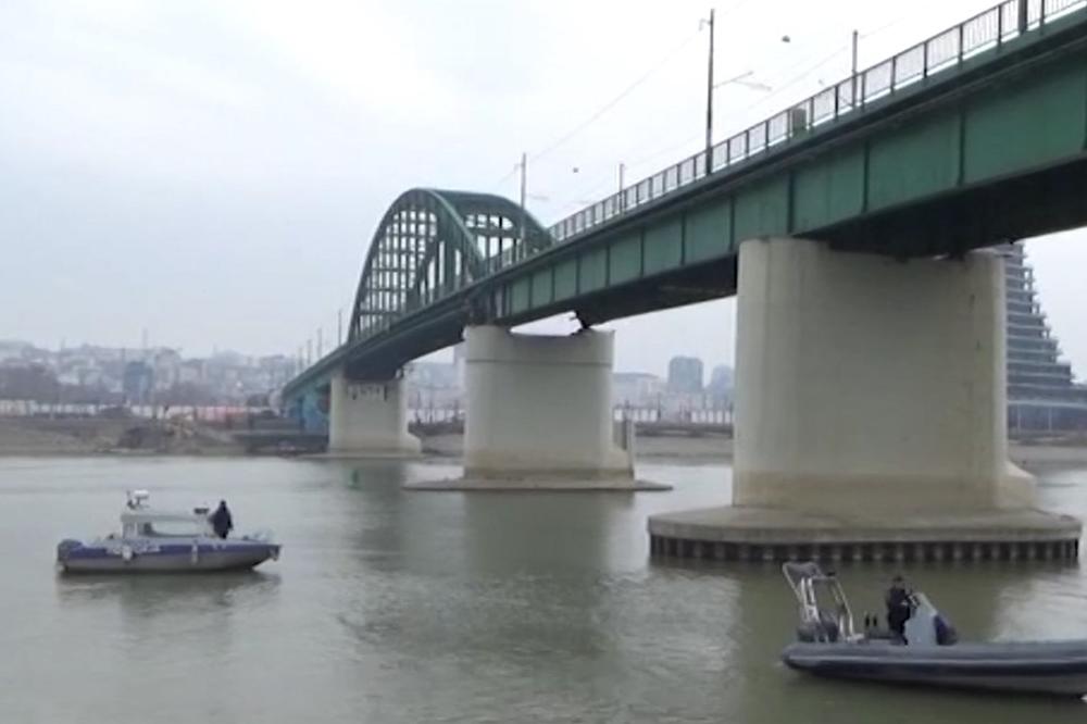 UŽAS U ZORU: Žena skočila sa mosta u Beogradu, pomoć brzo stigla, ali nije bilo spasa