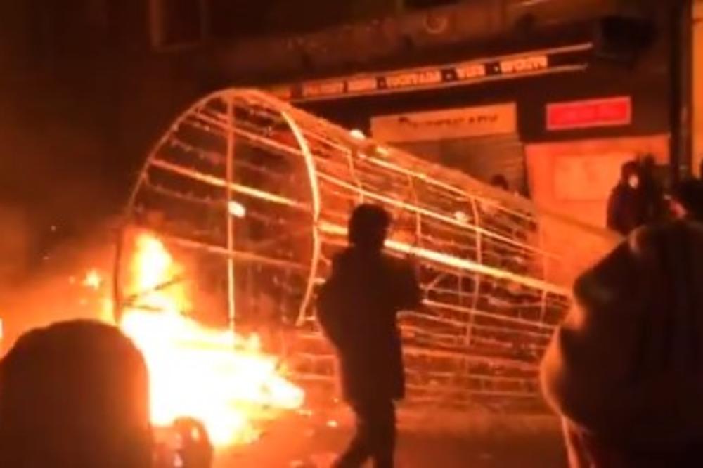 TULUZ GORI, ŽUTI PRSLUCI PALE SVE PRED SOBOM: Demonstranti podigli vatrene barikade, a spalili su i novogodišnje ukrase! (VIDEO)