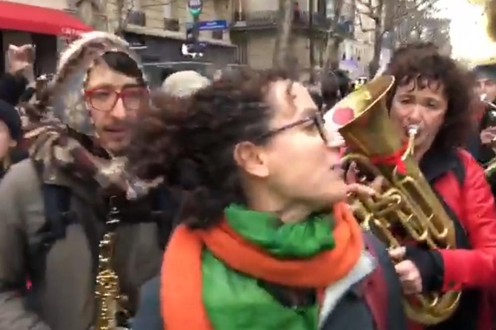 TRUBAČI GLAVNA ATRAKCIJA NA PROTESTIMA U PARIZU: Žuti prsluci đuskali uz OVE zvuke, atmosfera se USIJALA! (VIDEO)
