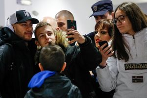 MILIONERI IZAZVALI DELIRIJUM U GLAVNOM GRADU SRBIJE: Fudbaleri PSŽ privukli veliku pažnju na beogradskom aerodromu (KURIR TV)
