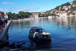 PARKIRAO SE, PA OTIŠAO NA KAFU: Nekoliko minuta kasnije, reno je završio u moru! Jedva su ga izvukli! (FOTO)