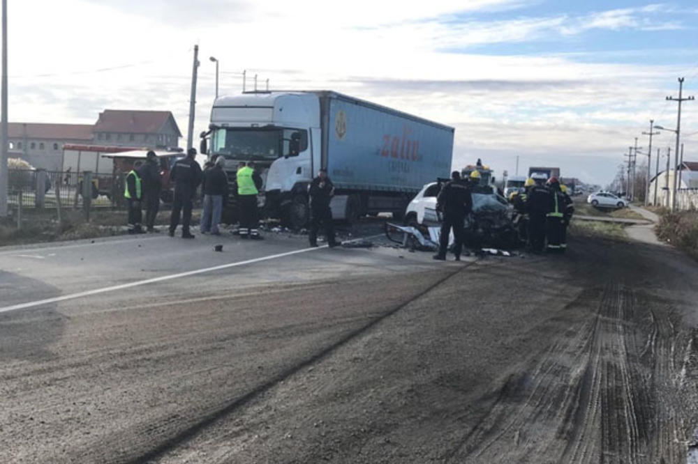 TEŠKA NESREĆA U UGRINOVCIMA: Direktan sudar automobila i kamiona, 1 poginuo