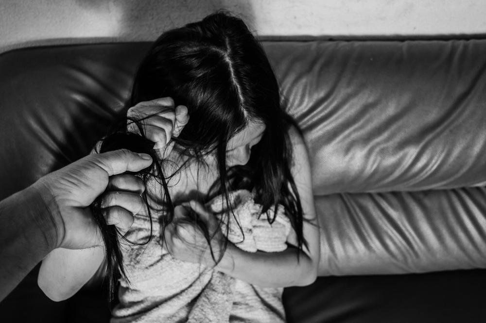 UŽAS U HRVATSKOJ: Dva puta silovao devojčicu u napuštenoj kući, žrtva ostala trudna!