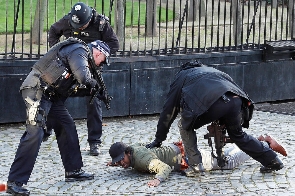 PANIKA U BRITANSKOM PARLAMENTU: Muškarac onesvešćen, pa uhapšen pred kapijom zgrade! (FOTO, VIDEO)