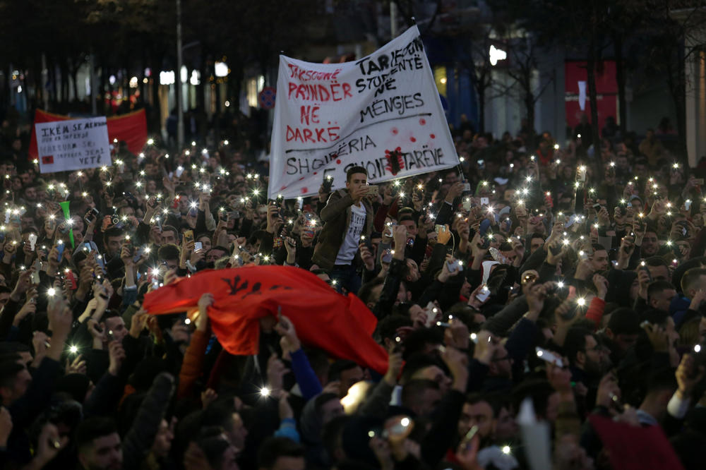 ALBANSKI STUDENTI PROTESTUJU CELE NOĆI: Rasporedili se ispred ministarstva i vlade i ne odustaju od zahteva! (FOTO)