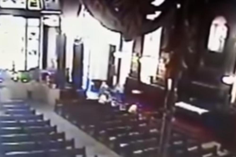 TRENUTAK UŽASA U KATEDRALI ZABELEŽEN KAMEROM: Uleteo u crkvu i počeo da puca na vernike! 5 mrtvih! (UZNEMIRUJUĆI VIDEO)